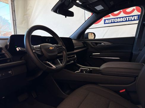 Used 2025 Chevrolet Traverse LT image 16