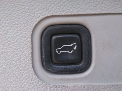 Used 2011 Chevrolet Suburban LT w/ Luxury Package image 11