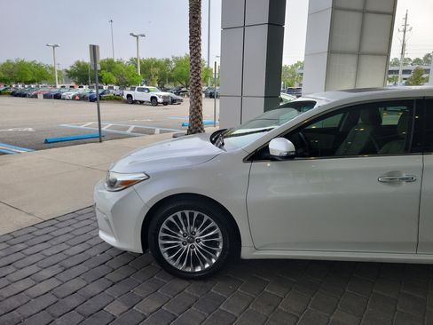 Used 2017 Toyota Avalon Limited image 2