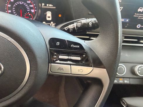 Used 2023 Hyundai Elantra SE image 16