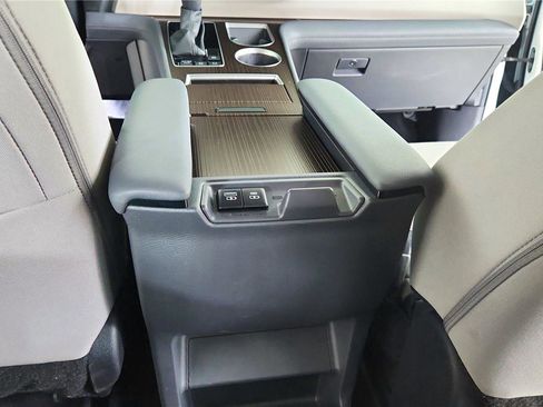 Used 2024 Toyota Sienna LE image 30
