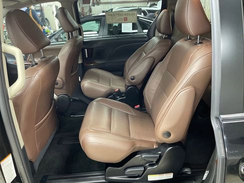 Used 2018 Toyota Sienna Limited image 25