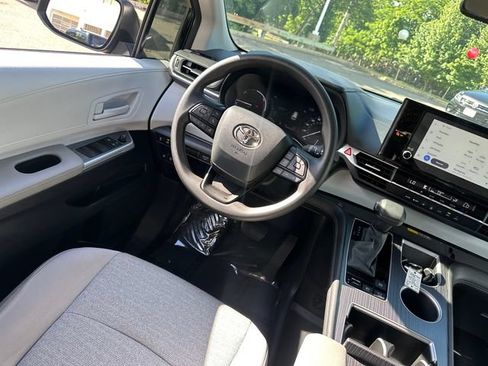 Certified 2026 Toyota Sienna LE FWD image 24