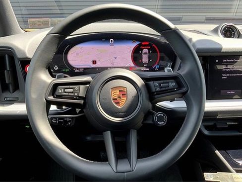 Used 2025 Porsche Cayenne image 4