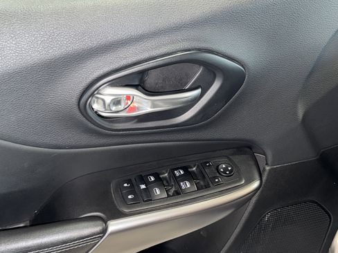 Used 2019 Jeep Cherokee Latitude Plus image 17