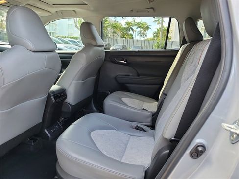 Used 2023 Toyota Highlander Bronze Edition image 8