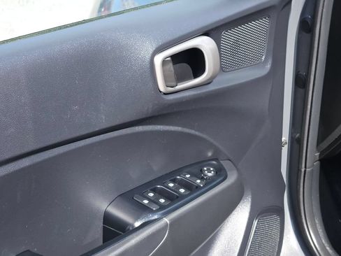 Used 2025 Hyundai Venue SEL FWD image 15