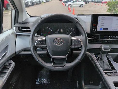 Certified 2025 Toyota Sienna XLE FWD image 16