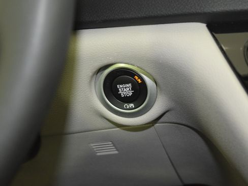 Used 2024 Chrysler Pacifica Touring-L image 21