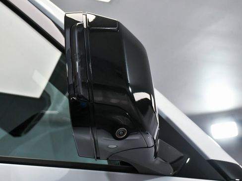 Used 2025 Land Rover Defender 110 S image 74