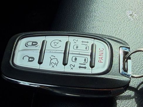 Used 2025 Chrysler Pacifica Select image 21