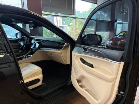 Used 2023 Jeep Grand Cherokee L Limited AWD/4WD image 31