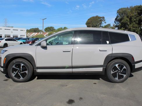 New 2026 Hyundai Ioniq 9 SE image 2