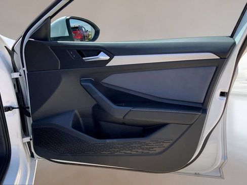 Certified 2025 Volkswagen Jetta SE w/ Sunroof Package FWD image 23