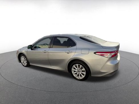 Used 2018 Toyota Camry LE image 10