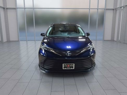 Used 2022 Toyota Sienna LE FWD image 3