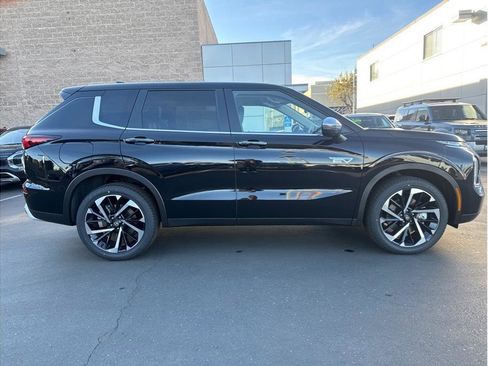 Used 2025 Mitsubishi Outlander SE image 4