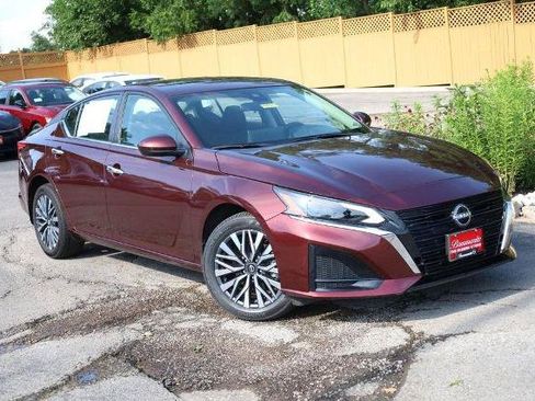 Certified 2025 Nissan Altima 2.5 SV w/ SV Premium Package AWD/4WD image 2