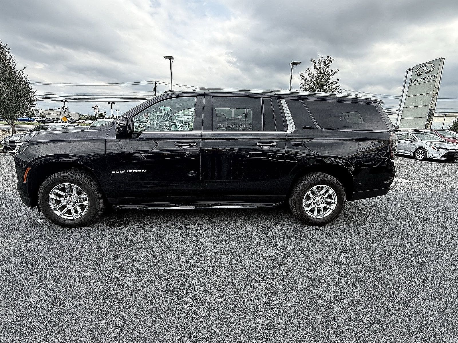 Used 2025 Chevrolet Suburban LT w/ Comfort Package AWD/4WD image 8
