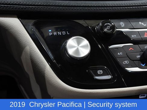 Used 2019 Chrysler Pacifica Limited image 27
