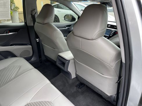 Used 2018 Toyota Camry SE image 18