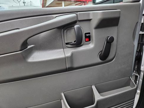 Used 2011 GMC Savana 3500 LS image 13