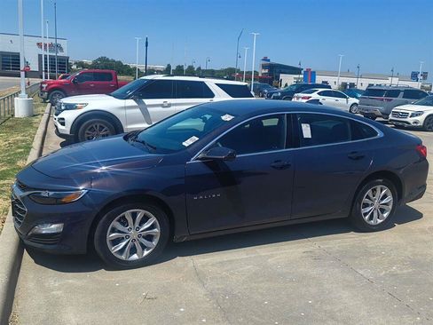 Used 2025 Chevrolet Malibu LT FWD image 2