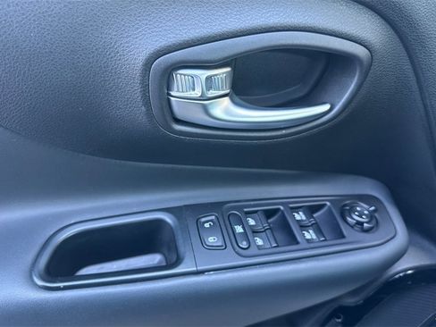 Used 2018 Jeep Renegade Altitude image 11