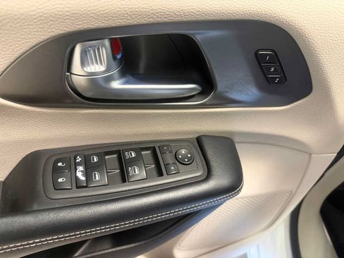 Used 2022 Chrysler Pacifica Touring-L FWD image 21