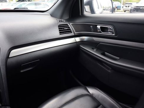 Used 2019 Ford Explorer XLT w/ Equipment Group 202A AWD/4WD image 39