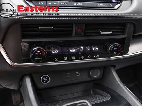 Used 2023 Nissan Rogue SV AWD/4WD image 19