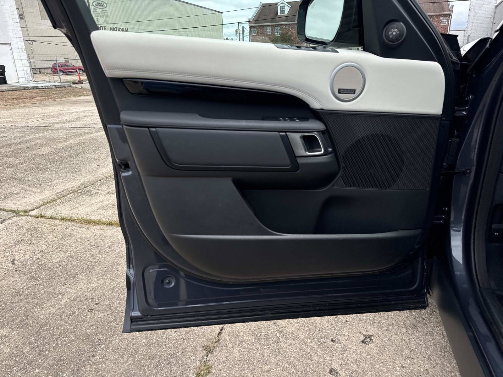 Used 2025 Land Rover Discovery S AWD/4WD image 19