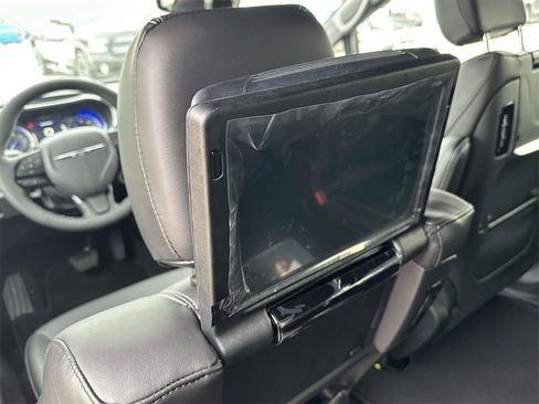 New 2026 Chrysler Pacifica Select image 11