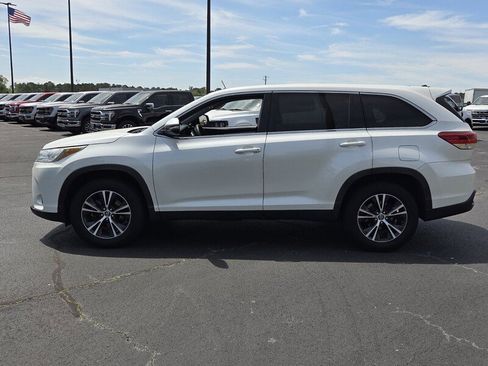 Used 2019 Toyota Highlander LE image 4