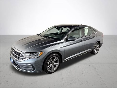 Used 2024 Volkswagen Jetta SE FWD image 2