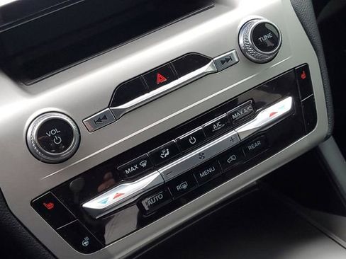 Used 2022 Ford Explorer XLT w/ Equipment Group 202A image 17