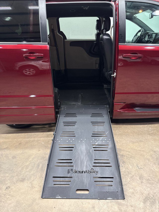 Used 2019 Dodge Grand Caravan SXT FWD image 2