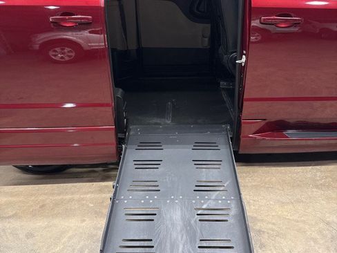 Used 2019 Dodge Grand Caravan SXT FWD image 2