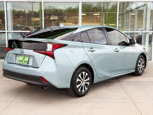 Used 2022 Toyota Prius XLE image 6