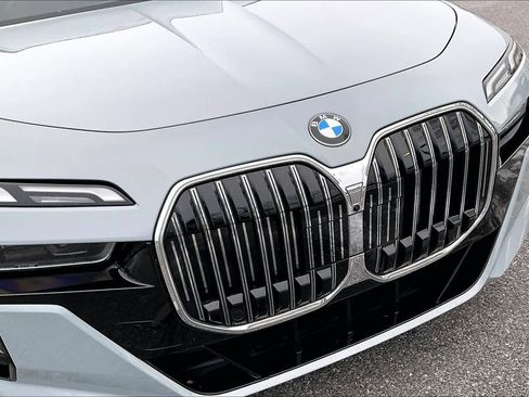 Certified 2023 BMW 740i image 31
