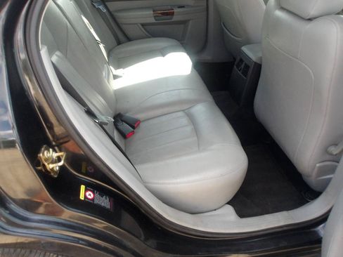 Used 2006 Chrysler 300 C w/ Protection Group II RWD image 7