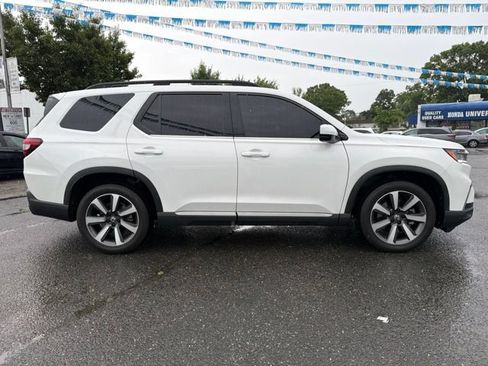 Used 2025 Honda Pilot Touring image 4