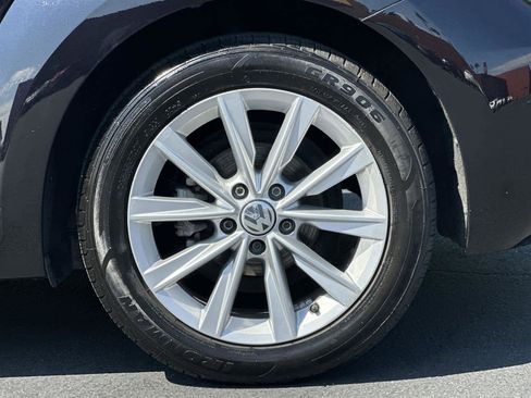 Used 2019 Volkswagen Beetle 2.0T SE image 8