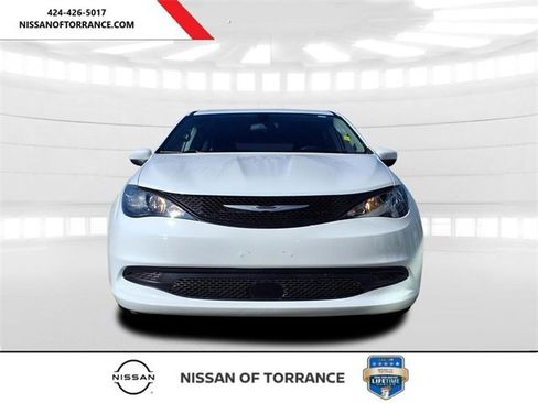 Used 2022 Chrysler Voyager LX image 2