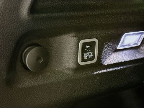 Used 2023 Jeep Grand Cherokee L Laredo image 32