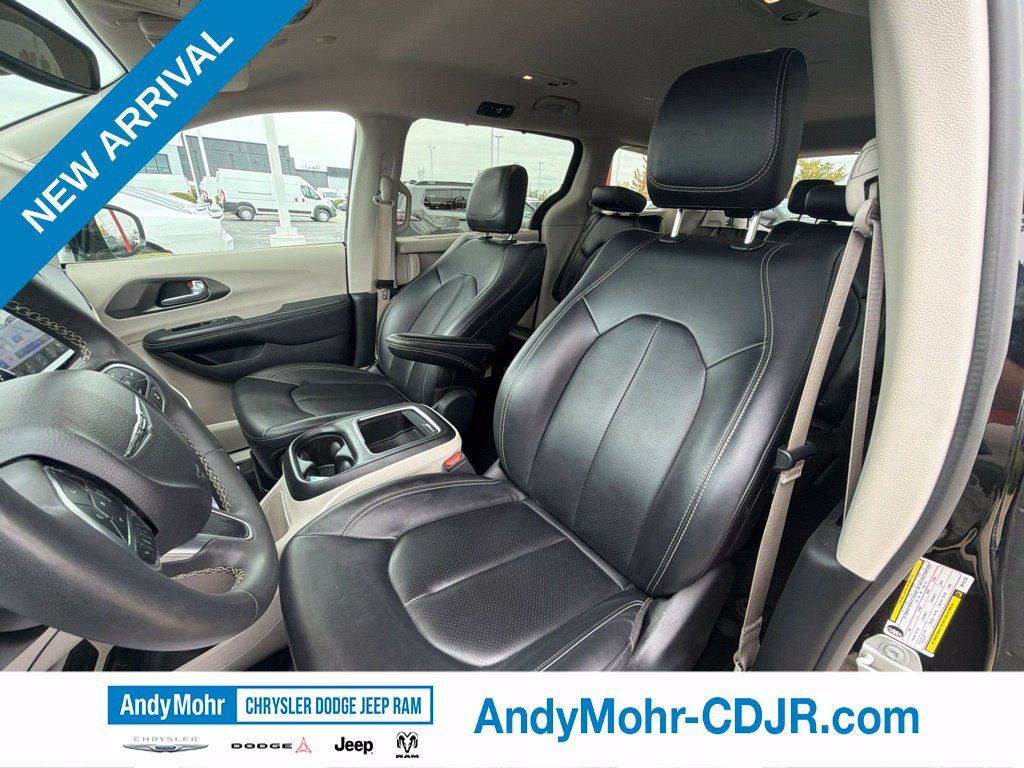 Used 2024 Chrysler Pacifica Touring-L FWD image 12