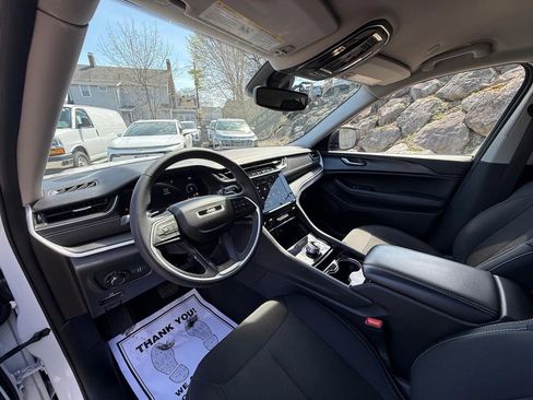 Used 2023 Jeep Grand Cherokee Laredo image 15