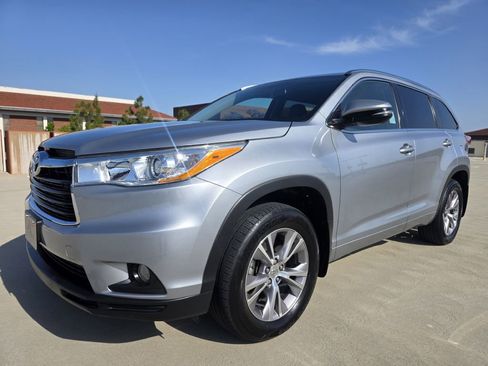Used 2014 Toyota Highlander XLE AWD/4WD image 3