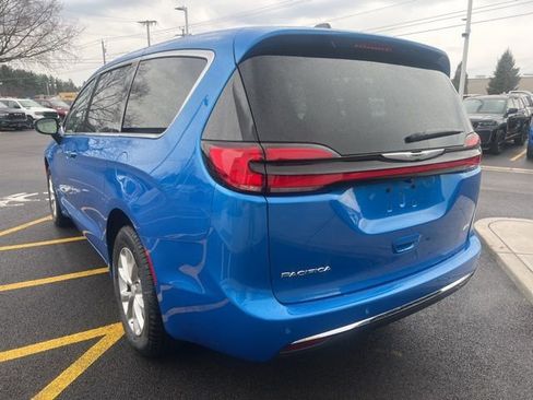 New 2026 Chrysler Pacifica Select image 2