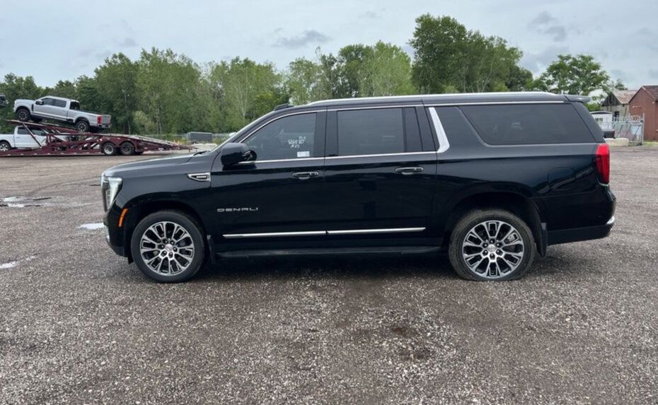 Used 2026 GMC Yukon XL Denali w/ Advanced Technology Package AWD/4WD image 7